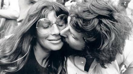 Küss mich. Anfang der 70er waren andere Brillen modern, die Liebe aber funktionierte so wie heute. Die Aufnahme entstand bei den Weltfestspielen der Jugend in Ost-Berlin 1973.