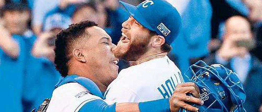 Komm an meine breite Brust. Die Royals feiern den Finaleinzug.