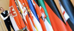 Die Länderfahnen werden schon mal geordnet.
