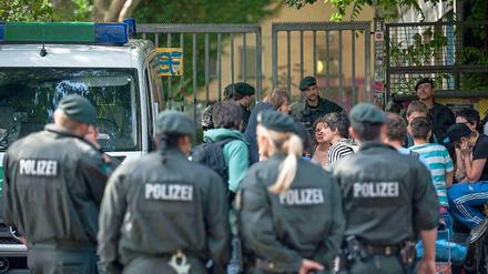 Polizisten sind oft vor der Gerhart-Hauptmann-Schule zu sehen. Das Bild stammt aus dem Juli.