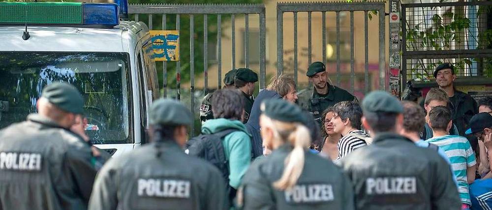 Polizisten sind oft vor der Gerhart-Hauptmann-Schule zu sehen. Das Bild stammt aus dem Juli.