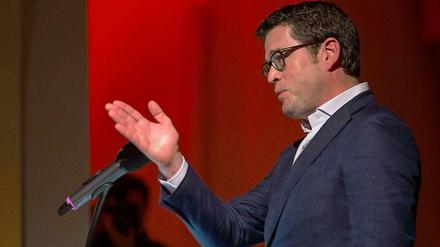 Wieder im politischen Berlin - wenn auch nur für einen Auftritt: Der frühere Verteidigungsminister Karl-Theodor zu Guttenberg