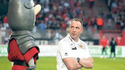 Keule, was sagst du dazu? Norbert Düwel und das Union-Maskottchen hatten am Spielfeldrand zuletzt kaum Anlass zum Jubel.