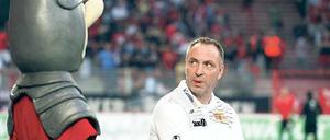 Keule, was sagst du dazu? Norbert Düwel und das Union-Maskottchen hatten am Spielfeldrand zuletzt kaum Anlass zum Jubel.