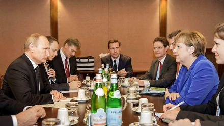 Gipfel vor dem Gipfel: Angela Merkel und Wladimir Putin treffen in Mailand aufeinander.