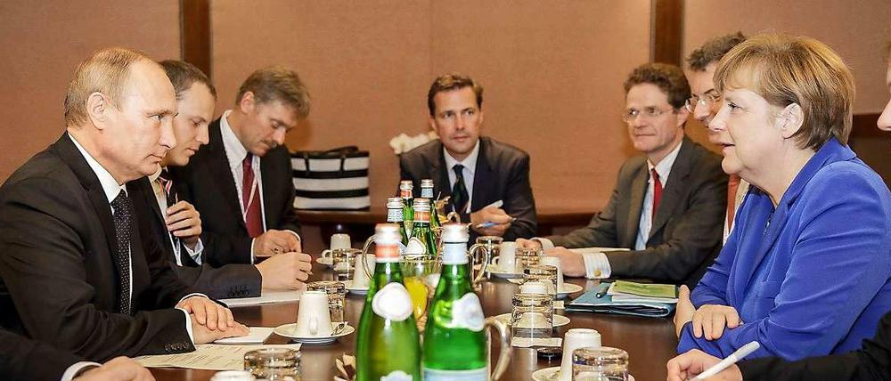 Gipfel vor dem Gipfel: Angela Merkel und Wladimir Putin treffen in Mailand aufeinander.