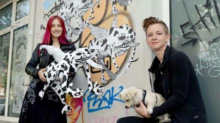 Sei ein Frosch. Nicole Mieth (li.) und Juliane Halsinger mit ihrem neuesten Werk vor einem Haus in der Dirschauer Straße in Friedrichshain. 