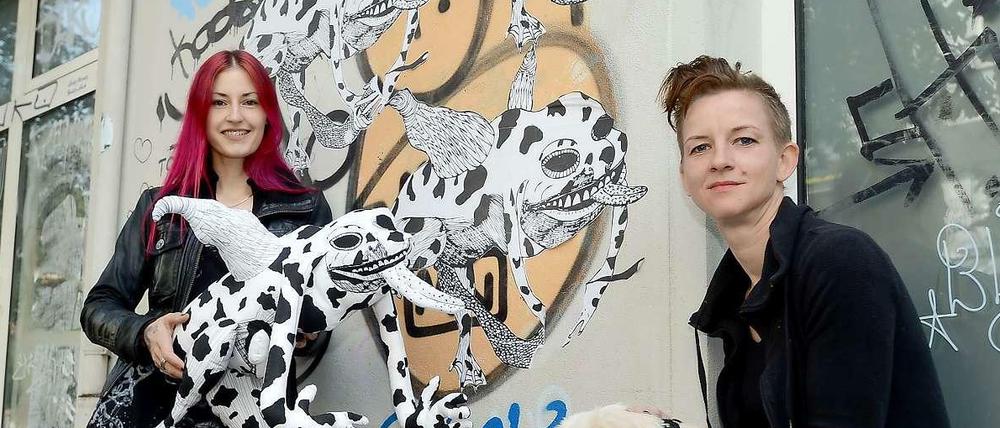 Sei ein Frosch. Nicole Mieth (li.) und Juliane Halsinger mit ihrem neuesten Werk vor einem Haus in der Dirschauer Straße in Friedrichshain. 