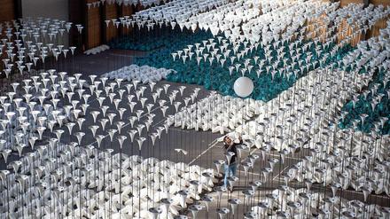 Diese Stelen sollen am Jubiläumswochenende entlang der ehemaligen Grenze zwischen Ost- und Westberlin stehen. Aktuell warten sie in einer Lagerhalle auf ihren Einsatz.
