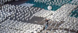 Diese Stelen sollen am Jubiläumswochenende entlang der ehemaligen Grenze zwischen Ost- und Westberlin stehen. Aktuell warten sie in einer Lagerhalle auf ihren Einsatz.