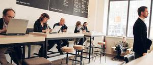 Coffee to stay. Die Nachwuchskräfte wollen sich nicht vorschreiben lassen, wann und wie sie arbeiten. Die Unternehmen kommen ihnen entgegen – so lange die Performance stimmt.