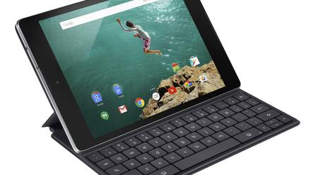 Die magnetisch ansteckbare Tastatur macht aus dem Nexus 9 ein Mini-Notebook.