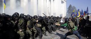 Angriff. Ukrainische Nationalisten liefern sich Straßenschlachten mit der Polizei in Kiew.