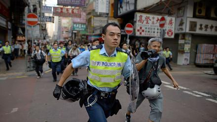 Gegen 5 Uhr morgens Ortszeit überrumpelten Polizisten die wenigen verbliebenen Demonstranten am Lager in Mong Kok.