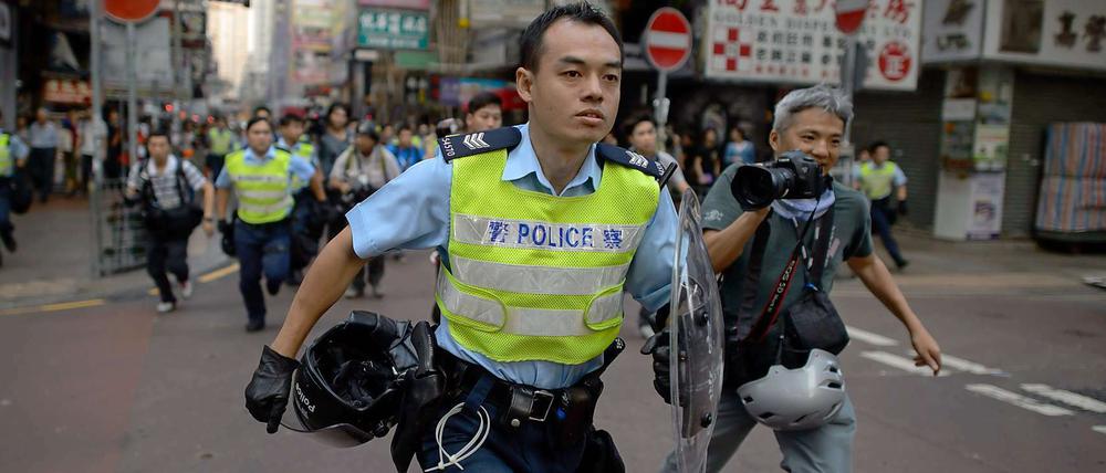 Gegen 5 Uhr morgens Ortszeit überrumpelten Polizisten die wenigen verbliebenen Demonstranten am Lager in Mong Kok.