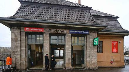 Umsteigepunkt. Der S-Bahnhof Messe Nord/ICC im Januar. Den Beinamen „ICC“ behält er, obwohl das Internationale Congress Centrum bis auf Weiteres geschlossen wurde Am Eingang erkennt man noch, dass die Station bis 2002 „Witzleben“ hieß.