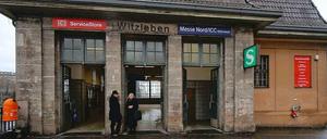 Umsteigepunkt. Der S-Bahnhof Messe Nord/ICC im Januar. Den Beinamen „ICC“ behält er, obwohl das Internationale Congress Centrum bis auf Weiteres geschlossen wurde Am Eingang erkennt man noch, dass die Station bis 2002 „Witzleben“ hieß.