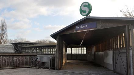 Der Messebahnhof der Hauptstadt, das Westkreuz: So sieht der pompöse Haupteingang aus (übrigens der einzige der Station, was für so einen Bahnhof auch nicht normal ist). Der liegt aber gefühlt auch ganz schön in der Pampa zwischen Reifencenter, Autobahn und Kleingartenkolonie. Das Messegelände ist mit anderen Bahnhöfen besser zu erreichen. Und der Hintereingang zum ICC nutzt auch keiner, weil ja das ICC seit 2014 geschlossen ist.