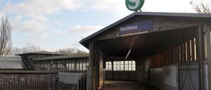 Der Messebahnhof der Hauptstadt, das Westkreuz: So sieht der pompöse Haupteingang aus (übrigens der einzige der Station, was für so einen Bahnhof auch nicht normal ist). Der liegt aber gefühlt auch ganz schön in der Pampa zwischen Reifencenter, Autobahn und Kleingartenkolonie. Das Messegelände ist mit anderen Bahnhöfen besser zu erreichen. Und der Hintereingang zum ICC nutzt auch keiner, weil ja das ICC seit 2014 geschlossen ist.