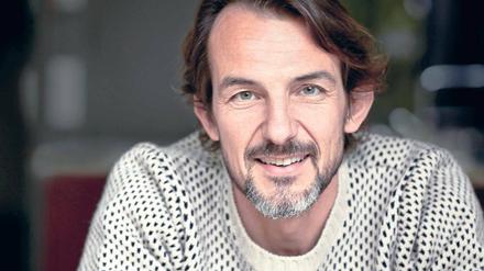 Rollenspringer. Hans-Werner Meyer stammt aus Hamburg. Im Jahr 1993 holte Andrea Breth den Schauspieler und Sänger an die Berliner Schaubühne.