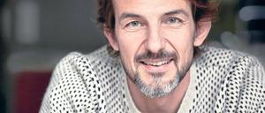 Rollenspringer. Hans-Werner Meyer stammt aus Hamburg. Im Jahr 1993 holte Andrea Breth den Schauspieler und Sänger an die Berliner Schaubühne.