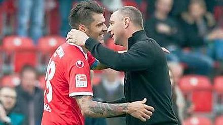 Dank an die Mann: Norbert Düwel umarmt Verteidiger Christopher Trimmel.