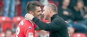 Dank an die Mann: Norbert Düwel umarmt Verteidiger Christopher Trimmel.