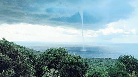 Spätzeit der Erde. Naturkatastrophen, sind sie heutzutage oft menschengemacht? Das Ausstellungsfoto zeigt einen Sturm vor der italienischen Insel Pantelleria, 2007.