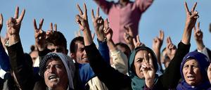 Türkische Kurden versammeln sich an der Grenze zu Syrien und feuern ihre Kämpfer in Kobane im Krieg gegen den IS an. 