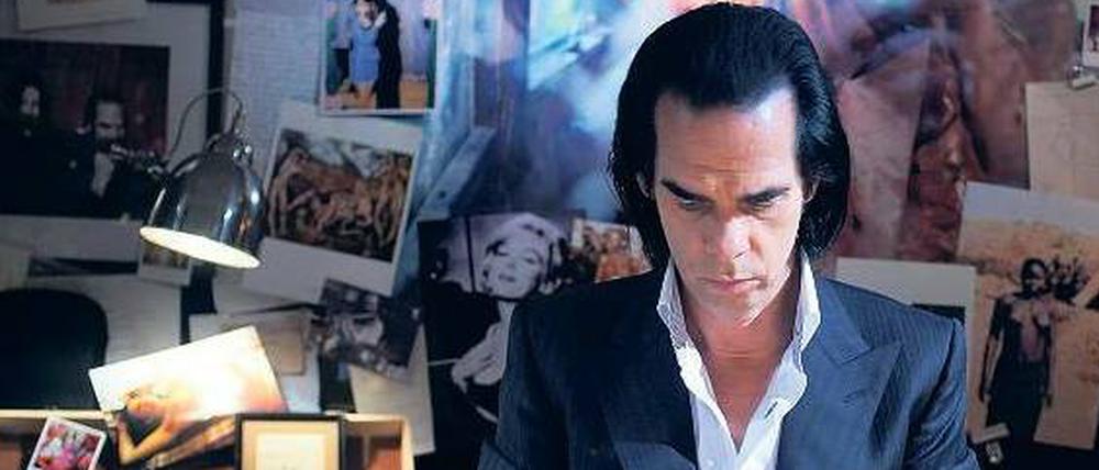Erst das Schreiben, dann die Musik: Nick Cave an der Schreibmaschine, er sagt Tag und Nacht