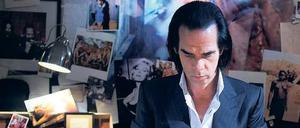 Erst das Schreiben, dann die Musik: Nick Cave an der Schreibmaschine, er sagt Tag und Nacht