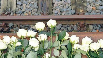 Von Grunewald aus in den Tod. Berliner Juden mussten am Gleis 17 in Züge steigen, die sie in Vernichtungslager transportierten. Zum Gedenken wurden nun weiße Rosen niedergelegt. 