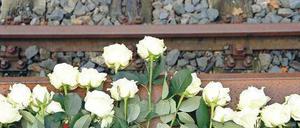 Von Grunewald aus in den Tod. Berliner Juden mussten am Gleis 17 in Züge steigen, die sie in Vernichtungslager transportierten. Zum Gedenken wurden nun weiße Rosen niedergelegt. 