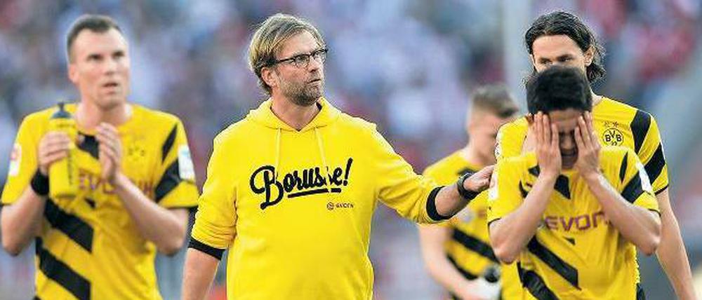 Ein Motivator schult um. Dortmunds Trainer Jürgen Klopp muss derzeit vor allem trösten.