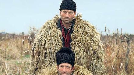 Warten auf Europa. Frank Gaudlitz fotografierte 2003 Ion und Dumitru Cotoman in Viziru/Rumänien. Zu sehen in der AE-Galerie in der Potsdamer Hermann-Elflein-Straße.
