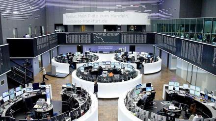 Seit vier Wochen geht es an der Börse fast täglich abwärts. Am Donnerstag musste der Deutsche Aktienindex einen weiteren heftigen Rückschlag hinnehmen. Die Angst vor einem Wirtschaftsabschwung nimmt zu.