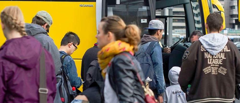 Wegen des Streiks bei der Deutschen Bahn sind Fernbusse, wie hier in Hannover, überfüllt.