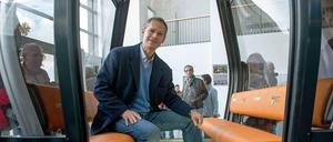 Sieht doch schon viel lockerer aus: Michael Müller, hier bei der Gartenausstellung im September, hat sich für den Wahlkampf wohl professionelles Coaching geholt - das vermutet der Politologe Gero Neugebauer.
