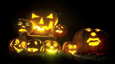 Halloween liegt dieses Jahr in den Herbstferien - da hat man viel Zeit, um Kürbisse zu schnitzen.