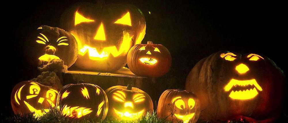 Halloween liegt dieses Jahr in den Herbstferien - da hat man viel Zeit, um Kürbisse zu schnitzen.