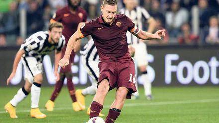Ewiger Held der ewigen Stadt. Totti schießt auch im fortgeschrittenen Alter von 38 Jahren immer noch Tore.