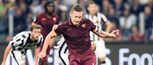 Ewiger Held der ewigen Stadt. Totti schießt auch im fortgeschrittenen Alter von 38 Jahren immer noch Tore.