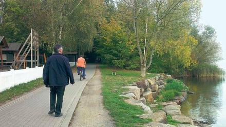 Neue Heimat? Das Schullandheim (links die Bungalows für Flüchtlinge) liegt direkt am Senftenberger See.