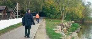 Neue Heimat? Das Schullandheim (links die Bungalows für Flüchtlinge) liegt direkt am Senftenberger See. 