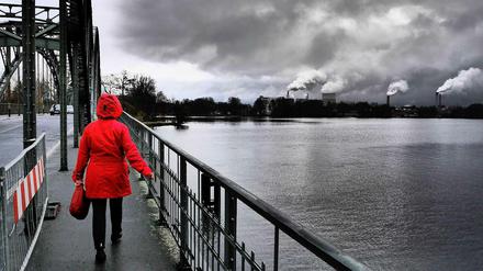 Lange Wege. Nach Spandau - im Bild die Kraftwerke um Reuter an der Spree - ist man aus der Berliner City immer eine Weile unterwegs. Umso nerviger sind zusätzliche Nadelöhre.