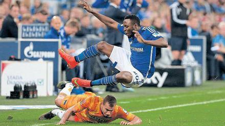 Hürdensprint. Unterlegen war Hertha dem Gastgeber Schalke nur vom Ergebnis her. Hier fegt der eingewechselte John Brooks (links) Schalkes Chinedu Obasi hinfort.