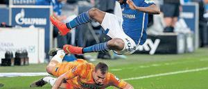 Hürdensprint. Unterlegen war Hertha dem Gastgeber Schalke nur vom Ergebnis her. Hier fegt der eingewechselte John Brooks (links) Schalkes Chinedu Obasi hinfort.