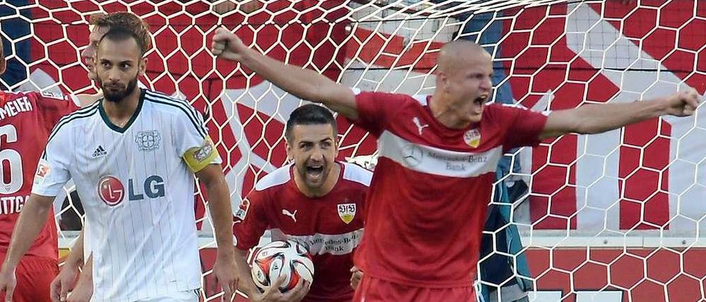 Ömer Toprak (l.) ist bedient, während Vedad Ibisevic (hinten) und Adam Hlousek (r.) die unerwarteten 3:3-Ausgleich bejubeln.