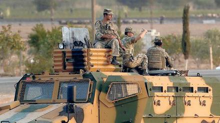 Militärbeobachter. Diese türkischen Soldaten betrachten dichte Rauchschwaden über Kobane, kurdische Verteidiger können momentan gegen den „Islamischen Staat“ bestehen.