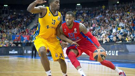 Schwer zu stoppen: Jamel McLean (l.) im Zweikampf mit Moskaus Sonny Weems (r).